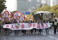 昆明小学踩塌事件 家属拉横幅讨说法