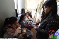 高校艺考要求素颜考试 考生现场忙卸妆
