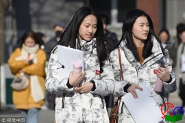 中传艺考初试拉开帷幕 少男少女有的化妆有的素颜