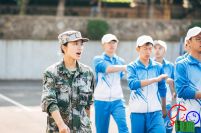 高校最美军训女教官走红 高颜值高标准