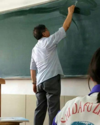东北师大附中历史老师赵登明手绘世界地图的照片被传上网络，网友称赞“神技”。