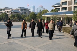 国家发改委调研组来襄阳五中考察调研