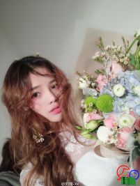 校花晒清纯唯美照 捧花变童话森林少女