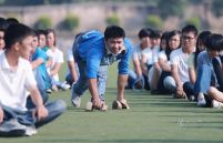 广西桂林坚强男孩因双脚委缩爬着上大学