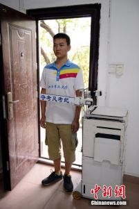 江西大学生发明监考机器人 可替代老师