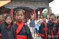 小学生身着汉服国子监体验中华传统文化