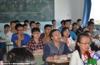 37岁男子为圆大学梦重新进课堂读高中