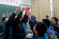 中学发2800多个红包 可免做作业免惩罚