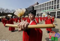 韩国一大学毕业典礼 学生行跪拜告由礼
