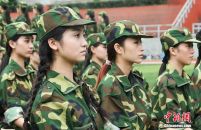 南京艺术学院新生军训 靓妹子成排