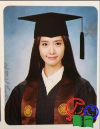 少女时代允儿毕业 穿学士服清纯可人