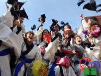 韩国大学生穿“道士服”参加毕业典礼