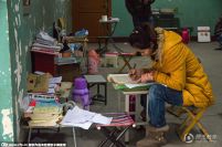 考研党安家楼道 圣诞节刻苦复习冲刺招考