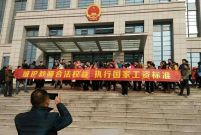 河南千名教师集体罢工 工资没涨反克扣