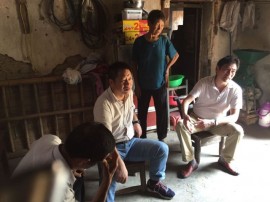 襄阳五中党委书记徐晓旭看望慰问五中精准扶贫点万兴村
