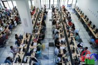 揭秘高考阅卷点 全程监控不准带手机